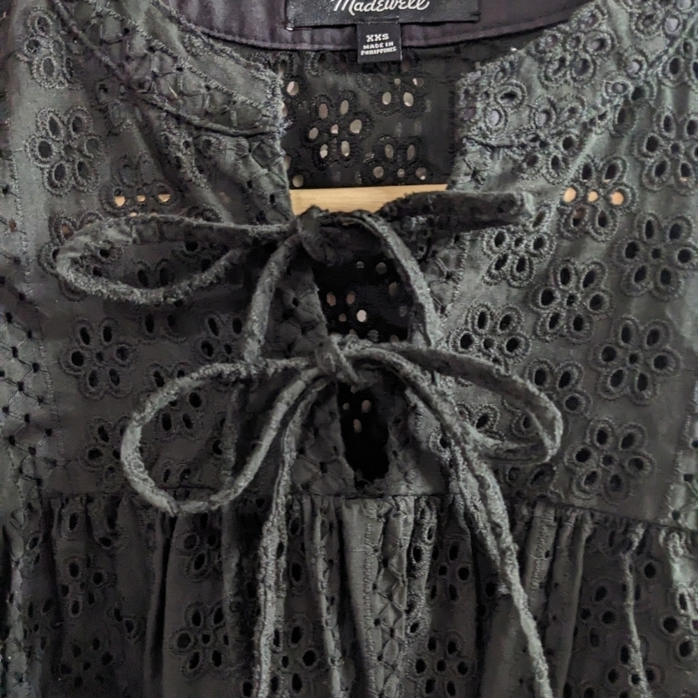 Madewell | Eyelet Double-Tie Peasant Top in Black - Picture 9 of 10